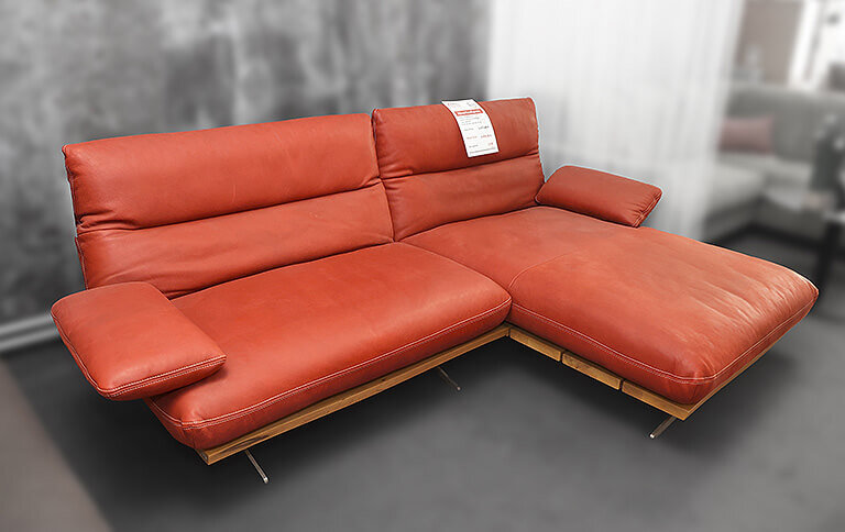 Ecksofa mit Drehfunktion, Armteil- & Rückenverstellungen in India Chilli Ecksofa mit Drehfunktion, Armteil- & Rückenverstellungen in India Chilli