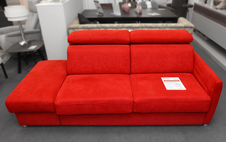 Faltbett mit zwei Kopfstützen und Anbauhocker mit Stauraum