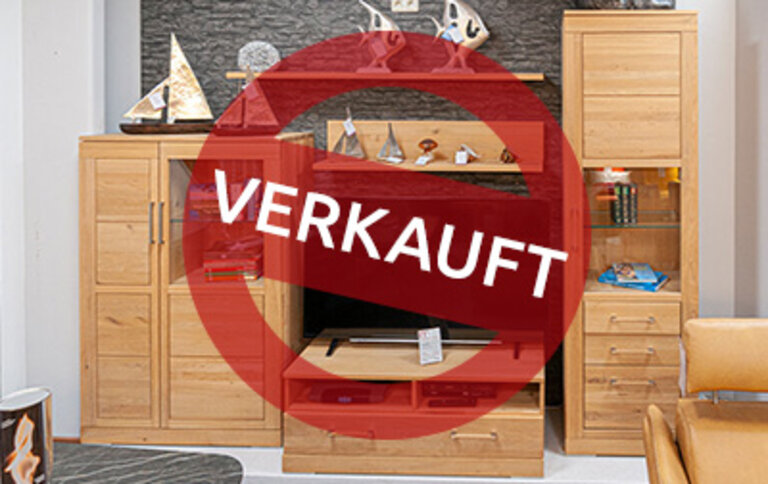 Wohnprogramm aus Asteiche mit LED-Beleuchtung